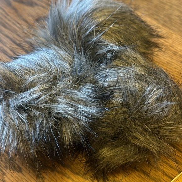 Smartwool Pom Poms from hat beanie grey faux Fur knitting accessory NEW SET OF 3 - Picture 4 of 4